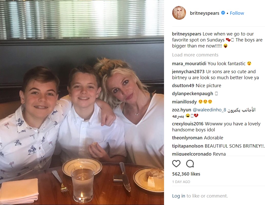 息子達とお気に入りのレストランで過ごすブリトニー（画像は『Britney Spears　2018年5月29日付Instagram「Love when we go to our favorite spot on Sundays」』のスクリーンショット）
