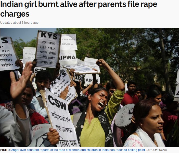 女性への人権をないがしろにするような性的暴行犯への罰に人々は激怒（画像は『ABC　2018年5月7日付「Indian girl burnt alive after parents file rape charges」（AP: Altaf Qadri）』のスクリーンショット）