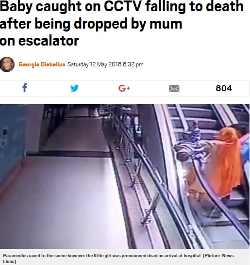 母親に抱かれた女児、エスカレーターの手すりの外側へ滑り落ちる（画像は『Metro　2018年5月12日付「Baby caught on CCTV falling to death after being dropped by mum on escalator」（Picture: News Lions）』のスクリーンショット）