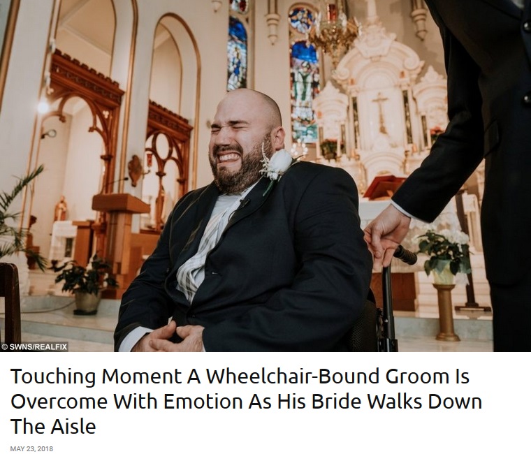 車椅子の花婿、ヴァージンロードを歩く花嫁を見た瞬間に号泣（画像は『real fix　2018年5月23日付「Touching Moment A Wheelchair-Bound Groom Is Overcome With Emotion As His Bride Walks Down The Aisle」（SWNS/REALFIX）』のスクリーンショット）