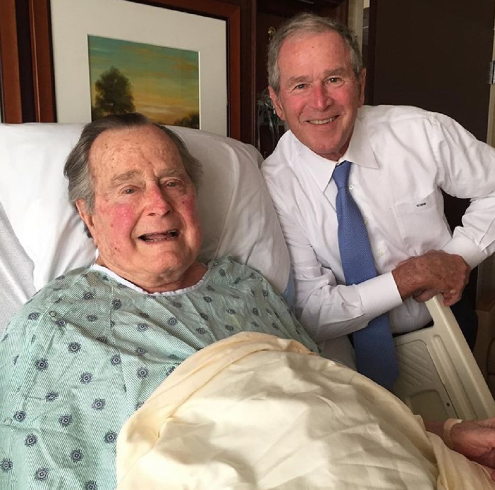 昨年入院した時は笑顔も（画像は『George W. Bush　2017年4月21日付Instagram「Pleased to report that 41 is joyful, strong, and ready to come home soon.」』のスクリーンショット）