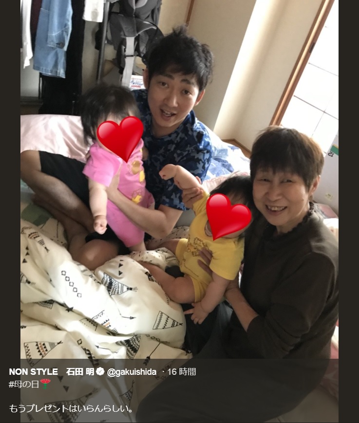 石田明と母親（画像は『NON STYLE 石田明　2018年5月13日付Twitter「＃母の日」』のスクリーンショット）