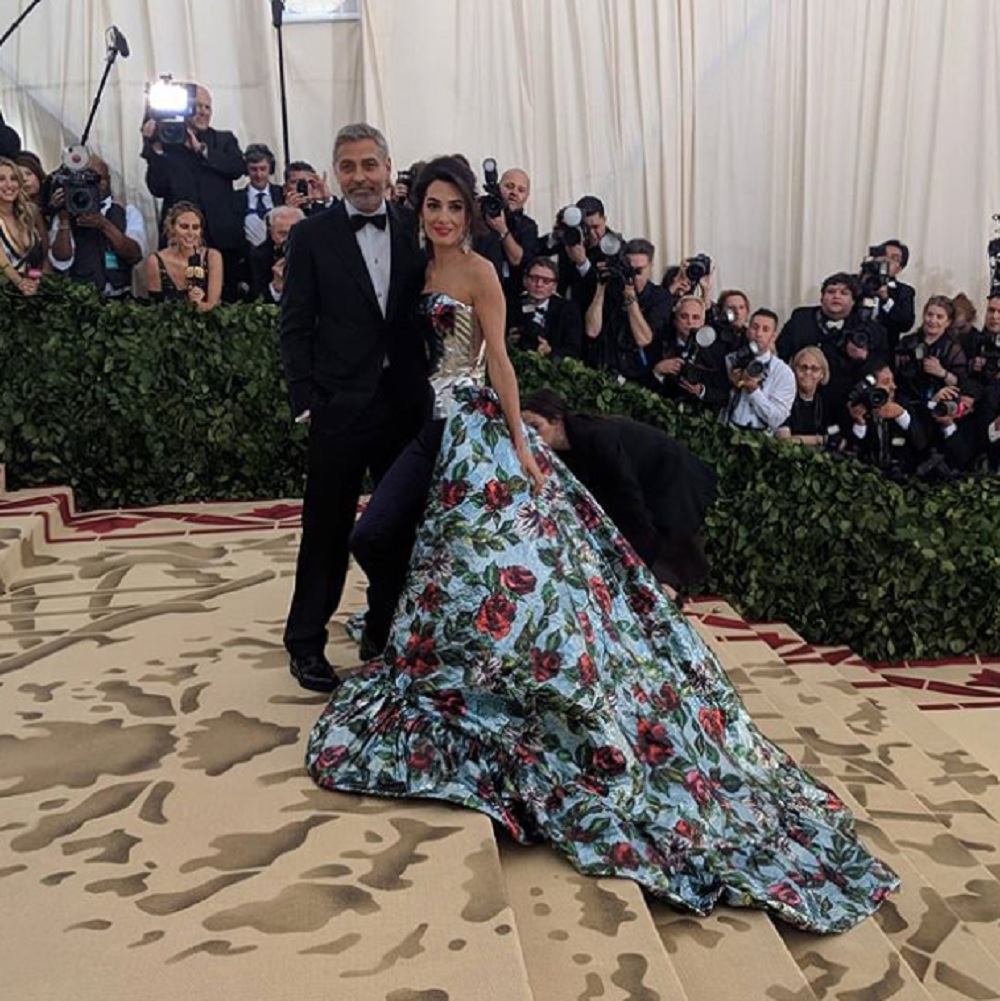 ジョージ「双子の居場所は…」（画像は『The Met　2018年5月8日付Instagram「＃MetGala Co-Chair ＠AmalClooney is accompanied by her debonair husband, ＃GeorgeClooney, on tonight’s carpet.」』のスクリーンショット）