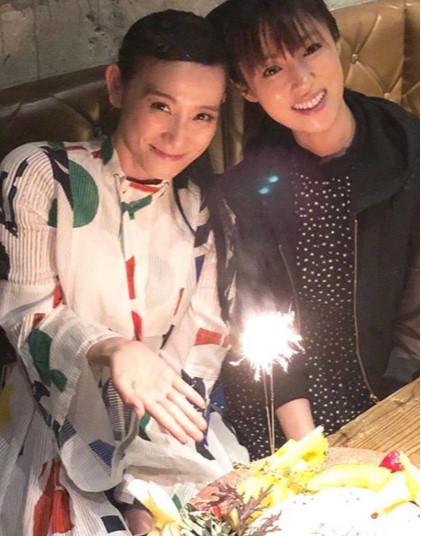 篠原ともえと深田恭子（画像は『深田恭子　2018年5月10日付Instagram「篠原ともえちゃんのお誕生日お祝いを（凄い遅くなってしまったのですが）しました」』のスクリーンショット）