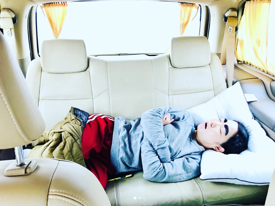 「寝る子は育つ」とイモトアヤコ（画像は『イモトアヤコ 公式　2018年5月8日付Instagram「＃海外にて ＃移動は爆睡」』のスクリーンショット）