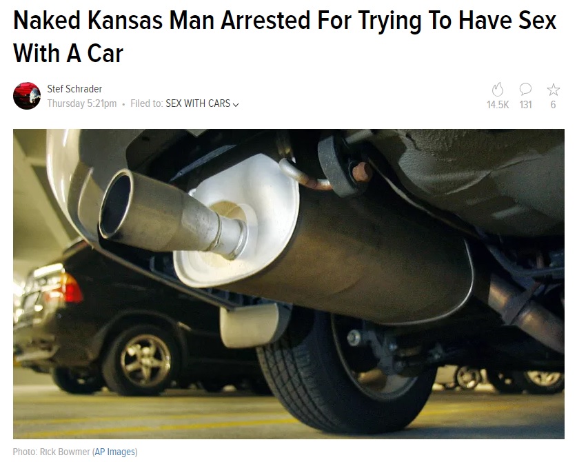 米24歳変態男が車のマフラーに…（画像は『Jalopnik　2018年5月3日付「Naked Kansas Man Arrested For Trying To Have Sex With A Car」（Photo: Rick Bowmer/AP Images）』のスクリーンショット）