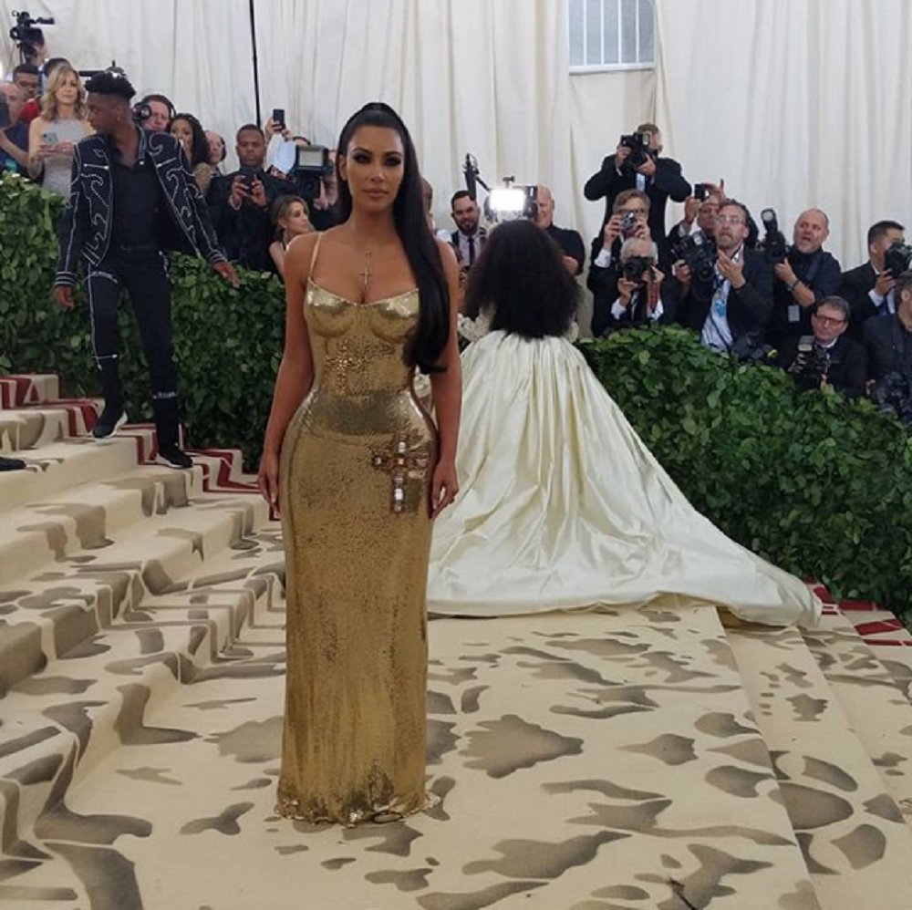 キム、夫カニエは？（画像は『The Met　2018年5月8日付Instagram「＃KimKardashian dazzles on the ＃MetGala carpet in ＠versace.」』のスクリーンショット）