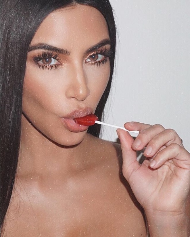 キャンディを口にするキム（画像は『Kim Kardashian West　2018年5月16日付Instagram「＃ad You guys… ＠flattummyco just dropped a new product.」』のスクリーンショット）