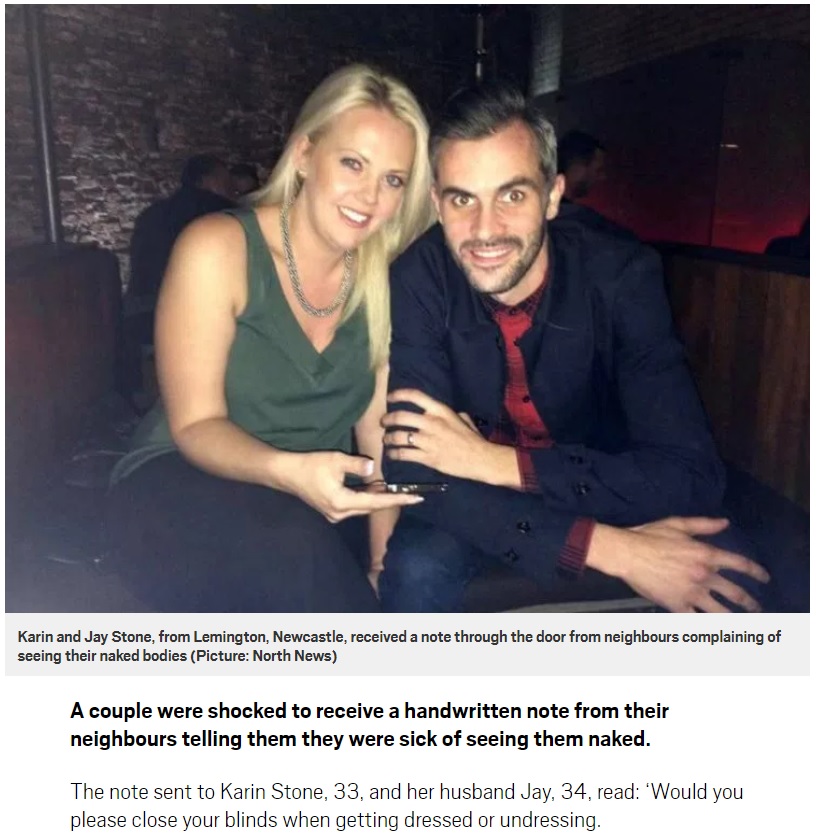 玄関に届いたメモに夫婦は…（画像は『Metro　2018年5月7日付「Neighbours’ note says they are sick of seeing couple’s ‘big boobs and little willy’」（Picture: North News）』のスクリーンショット）