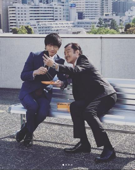 田中圭と吉田鋼太郎（画像は『【公式】おっさんずラブ ドラマアカウント　2018年4月29日付Instagram「初めての2ショットは、こうして撮影していました。」』のスクリーンショット）