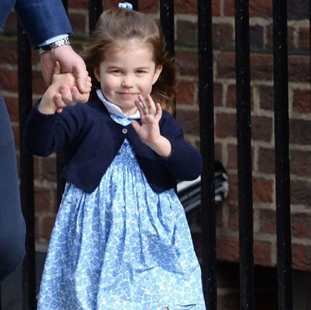 初めて弟に会う日、笑顔で手を振るシャーロット王女（画像は『The Royal Family　2018年5月2日付Instagram「Happy Birthday Princess Charlotte! Princess Charlotte turns 3 years old today.」（PA）』のスクリーンショット）