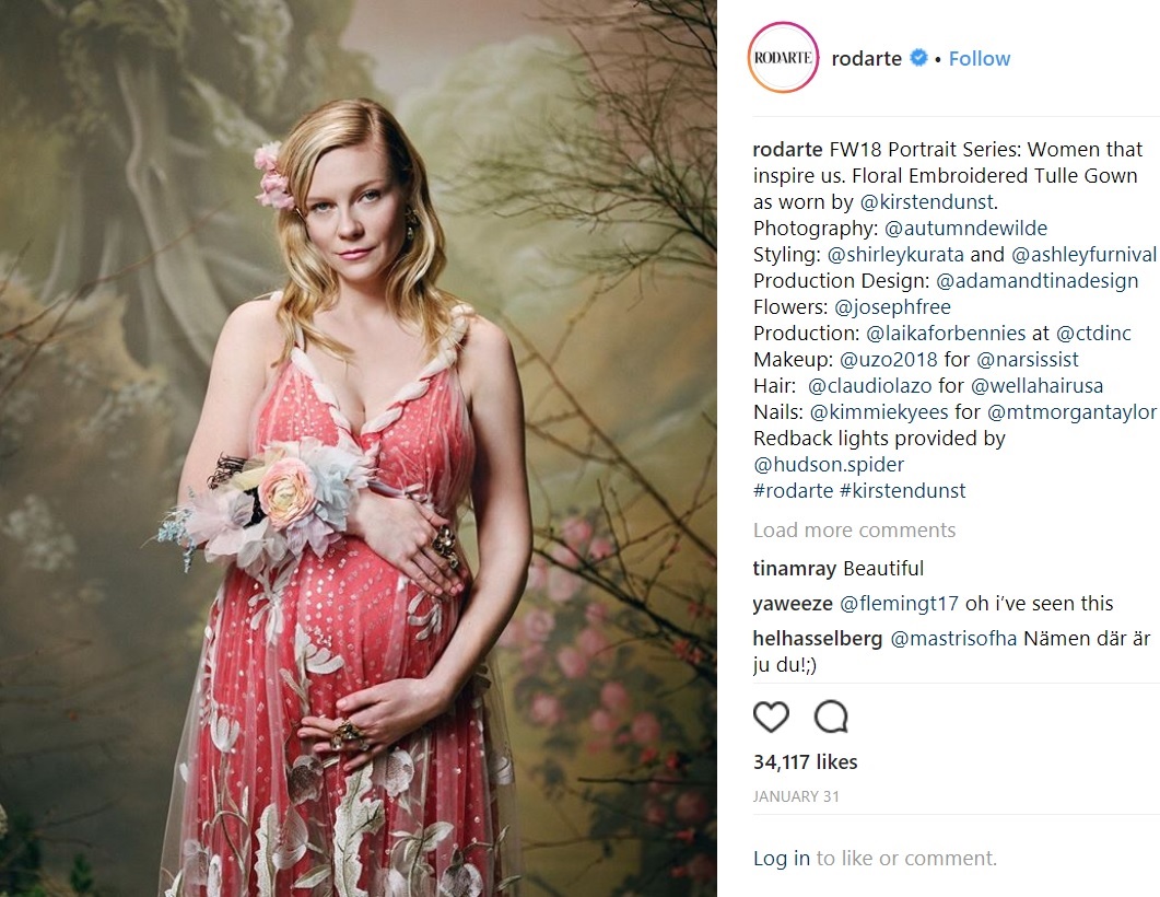 キルスティンが男の子のママに（画像は『RODARTE　2018年1月30日付Instagram「FW18 Portrait Series: Women that inspire us. Floral Embroidered Tulle Gown as worn by ＠kirstendunst. Photography: ＠autumndewilde」』のスクリーンショット）