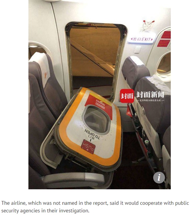 扉を開けてしまった乗客「非常口だとは知らなかった」（画像は『South China Morning Post　2018年4月30日付「Chinese passenger pulls open escape hatch to get some fresh air while waiting on ‘stuffy’ plane」（Photo: Thepaper.cn）』のスクリーンショット）