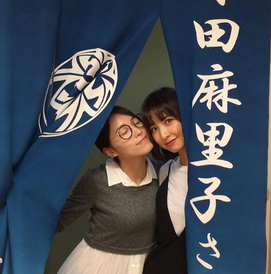 篠田麻里子出演舞台『笑う巨塔』の楽屋を訪ねた松井珠理奈（画像は『shinodamariko　2018年4月6日付Instagram「珠理奈お姉ちゃんきた」』のスクリーンショット）