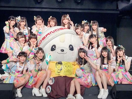 SKE48劇場『福士奈央生誕祭』出演メンバーとさのまる（画像は『福士奈央　2018年5月9日付Instagram「昨日はSKE48劇場で、年に一回の生誕祭を開いていただきました」』のスクリーンショット）