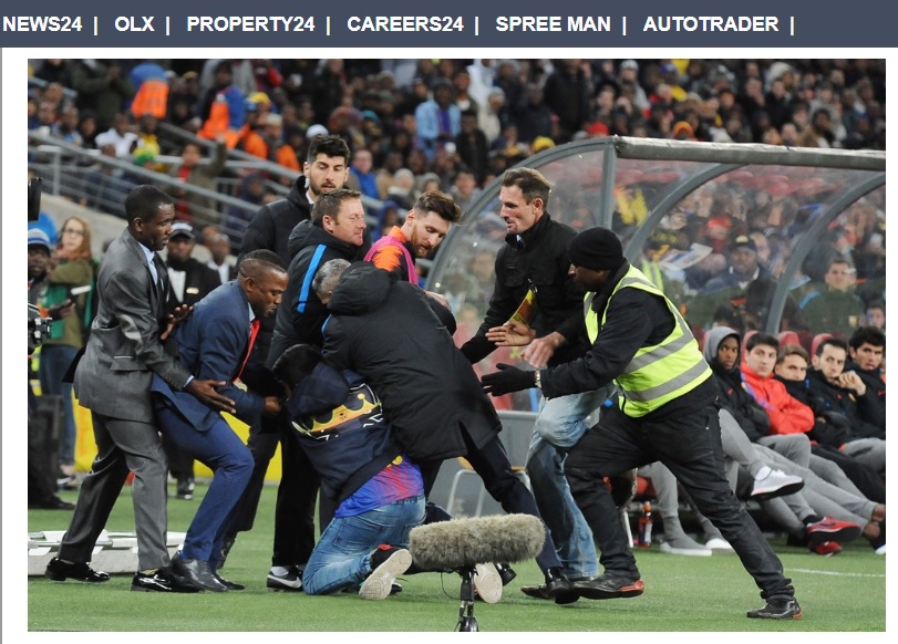 メッシに触れたくてファンが乱入する騒ぎも（画像は『SPORT24　2018年5月17日付「VIDEO/PICS: Security nabs fan who jumped fence to touch Messi」』のスクリーンショット）
