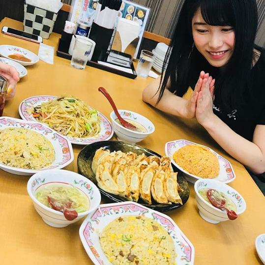 餃子やチャーハンを前に笑顔を見せる横山由依（画像は『横山由依　2018年5月15日付Instagram「大阪にいます！」』のスクリーンショット）