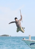 【エンタがビタミン♪】三代目JSB山下健二郎が海にジャンプ！　ダンスで鍛えたボディがダイナミック