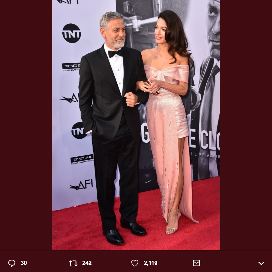 「AFI」レッドカーペットでのジョージ・クルーニー夫妻（画像は『AFI　2018年6月7日付Twitter「They’re here! George ＆ Amal Clooney hit the red carpet.」』のスクリーンショット）