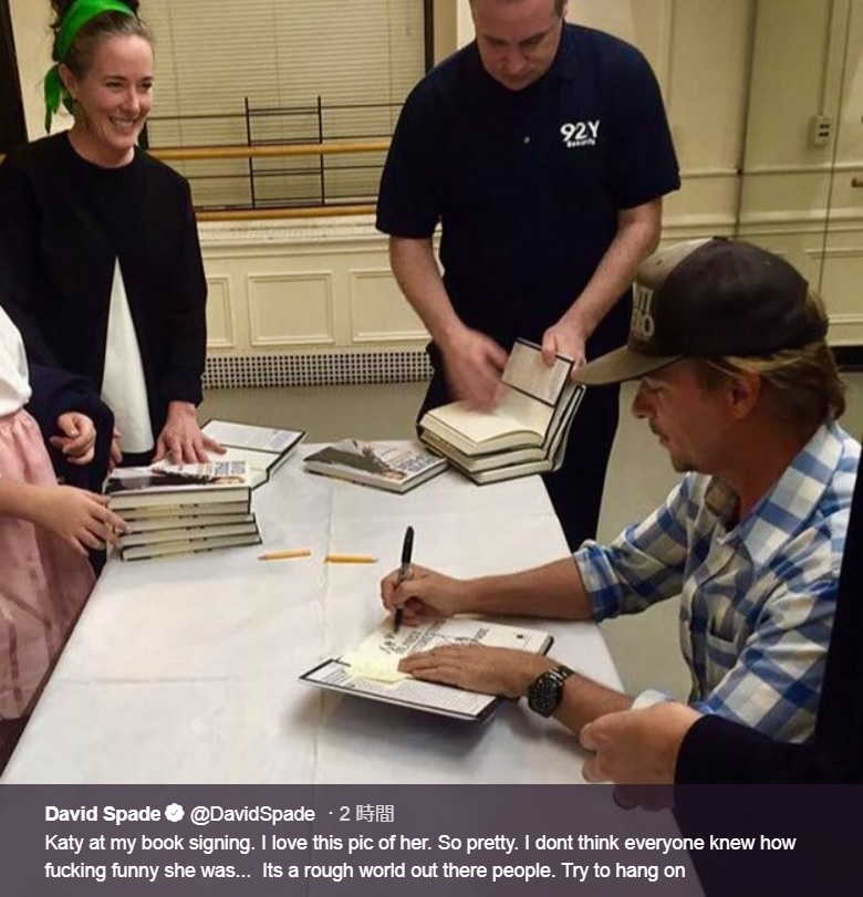 義弟で俳優のデヴィッド・スペードのサイン会で笑顔を見せるケイトさん（画像は『David Spade　2018年6月6日付Twitter「Katy at my book signing. I love this pic of her. So pretty.」』のスクリーンショット）