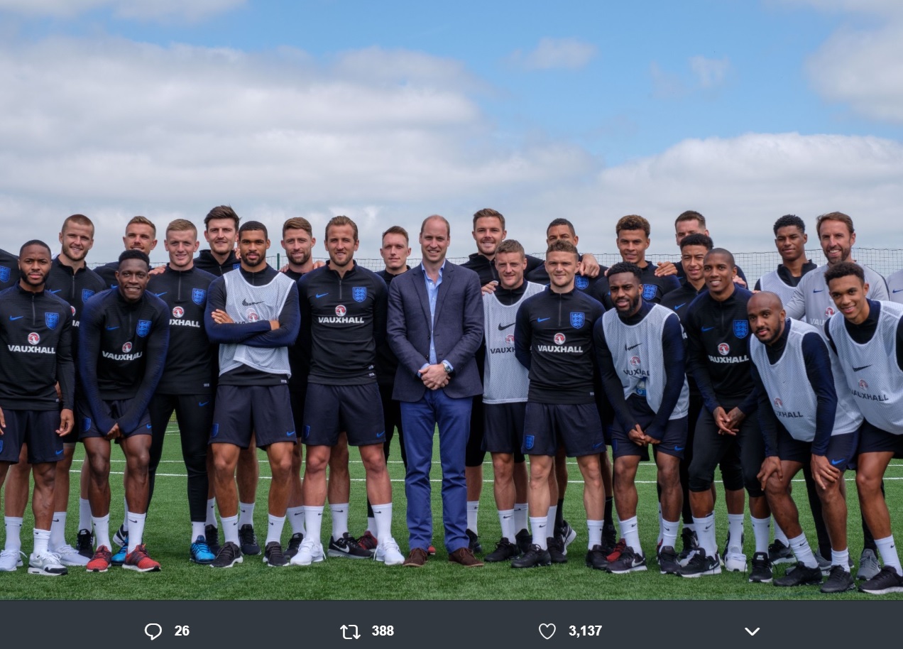 イングランド代表に囲まれてウィリアム王子も大喜び（画像は『Kensington Palace　2018年6月7日付Twitter「Good luck ＠England in the ＠FifaWorldCup!」』のスクリーンショット）