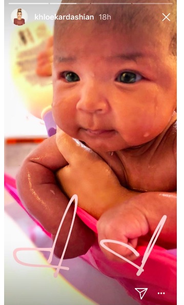 生後2か月になったトゥルーちゃん（画像は『Khloé 2018年6月11日付Instagram』のスクリーンショット）