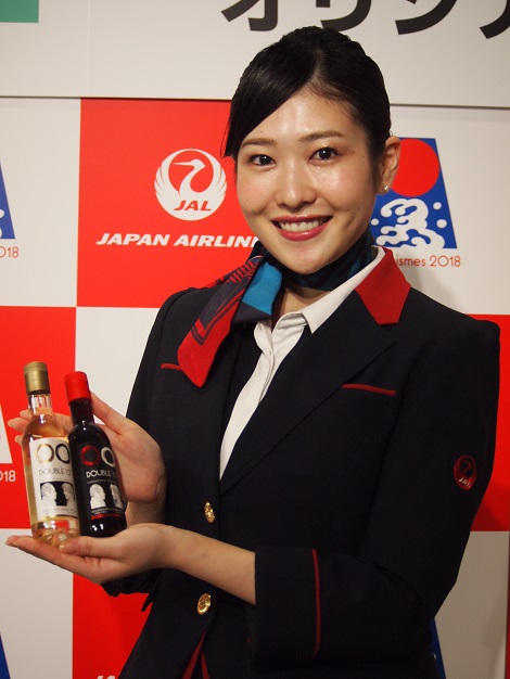 JALオリジナルワインを手にした日本航空CA・遠藤眞子さん