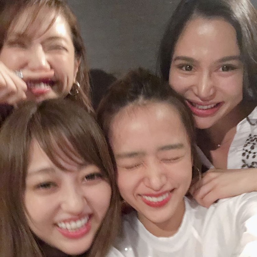 最高の笑顔を見せる4人（画像は『近藤千尋　2018年6月22日付Instagram「おばぁちゃんになっても永遠に喋り倒してるだろうなぁと思うこの4人」』のスクリーンショット）