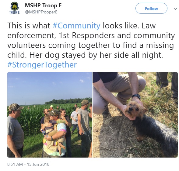 無事保護された3歳児（左）と飼い犬（画像は『MSHP Troop E　2018年6月15日付Twitter「This is what ＃Community looks like.」』のスクリーンショット）