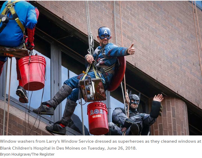 スーパーヒーローに扮した窓清掃員たち（画像は『The Des Moines Register　2018年6月26日付「Superhero window washers greet patients at Blank Children’s Hospital」（Bryon Houlgrave/The Register）』のスクリーンショット）