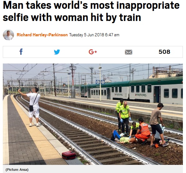 電車事故に遭った女性を背景に自撮りする男（画像は『Metro　2018年6月5日付「Man takes world’s most inappropriate selfie with woman hit by train」（Picture: ANSA/GIORGIO LAMBRI/QUOTIDIANO LIBERTA）』のスクリーンショット）
