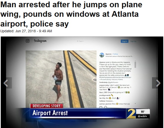 フェンスを飛び越え誘導路に侵入した男（画像は『WSB-TV　2018年6月27日付「Man arrested after he jumps on plane wing, pounds on windows at Atlanta airport, police say」』のスクリーンショット）