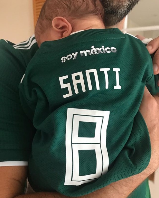 後ろ姿がキュートなサンティくん（画像は『Eva Longoria Baston　2018年6月23日付Instagram「Look who’s ready for ＃Mexico game!」』のスクリーンショット）