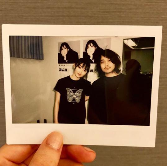 家入レオと尾崎雄貴を撮った1枚（画像は『家入レオ　2018年6月1日付Instagram「札幌公演に尾崎雄貴さんが来てくれた。」』のスクリーンショット）