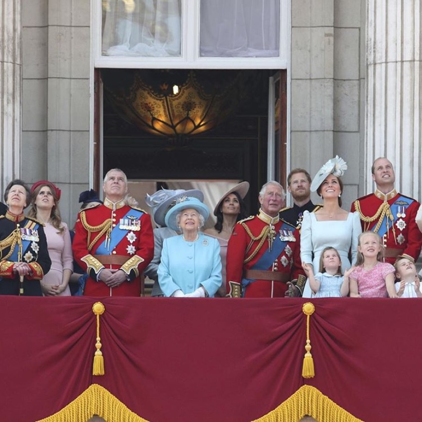 バッキンガム宮殿バルコニーに勢ぞろいしたロイヤルファミリー（画像は『Kensington Palace　2018年6月9日付Instagram「The Queen’s Birthday Parade: The Duke and Duchess of Cambridge, Prince George, Princess Charlotte and The Duke and Duchess of Sussex join The Queen and members of ＠TheRoyalFamily to watch the ＠RoyalAirForceUK fly past ＃TroopingtheColour」』のスクリーンショット）