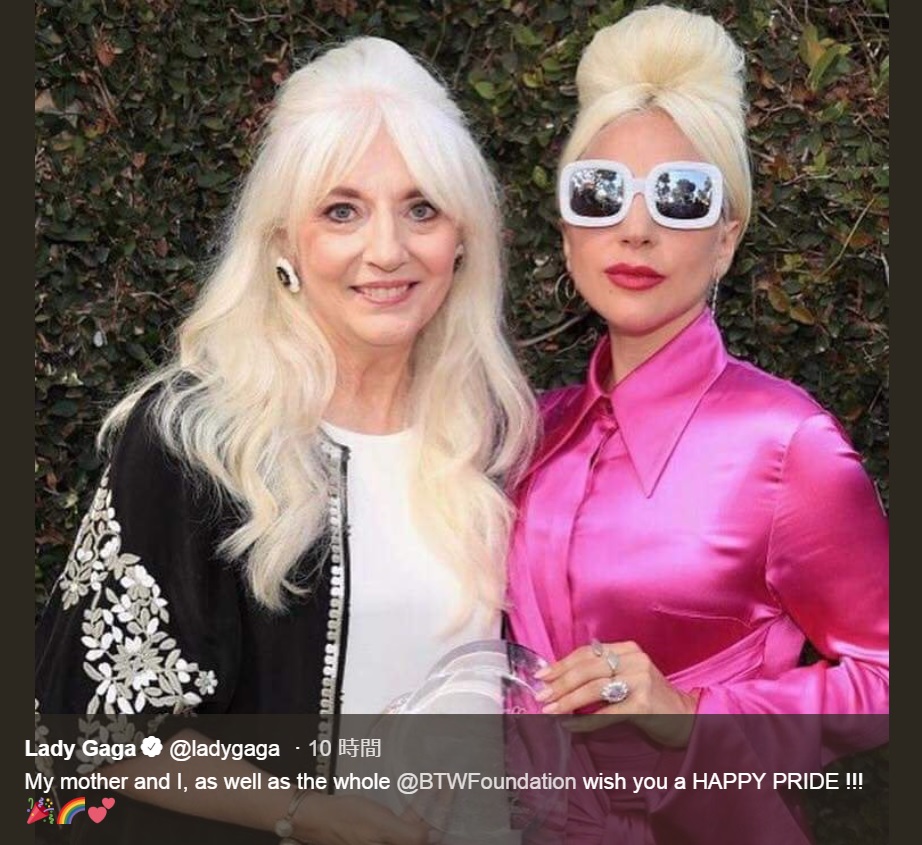 母シンシアさんとガガ（画像は『Lady Gaga　2018年6月11日付Twitter「My mother and I, as well as the whole ＠BTWFoundation wish you a HAPPY PRIDE!!!」』のスクリーンショット）