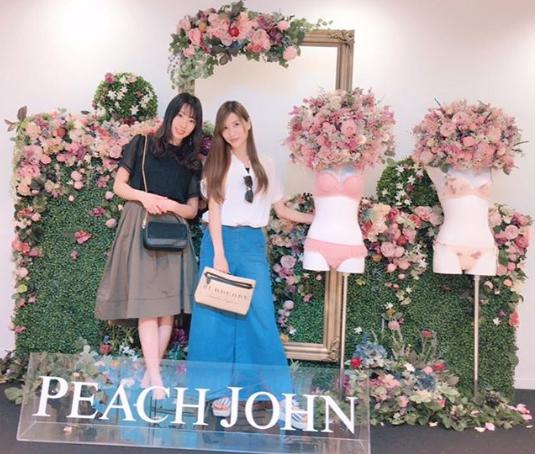 藤江れいなと大島麻衣（画像は『Mai Oshima　2018年6月11日付Instagram「先日。藤江とPEACH JOHNの展示会へ」』のスクリーンショット）