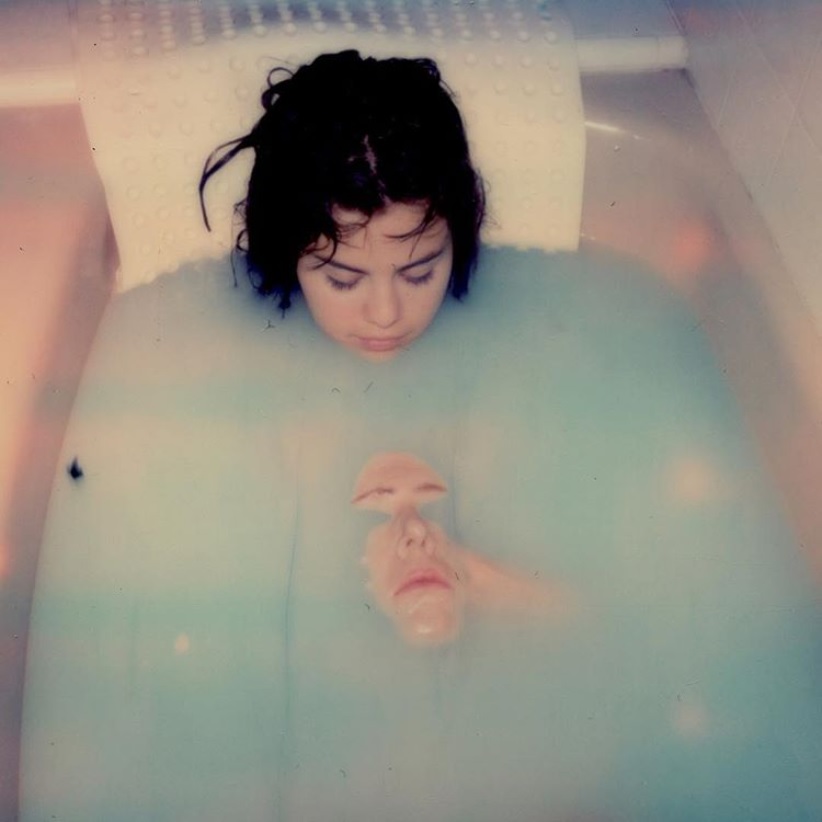 セレーナが浸かるお風呂の中に…（画像は『Petra Collins　2018年6月21日付Instagram「a love story」』のスクリーンショット）