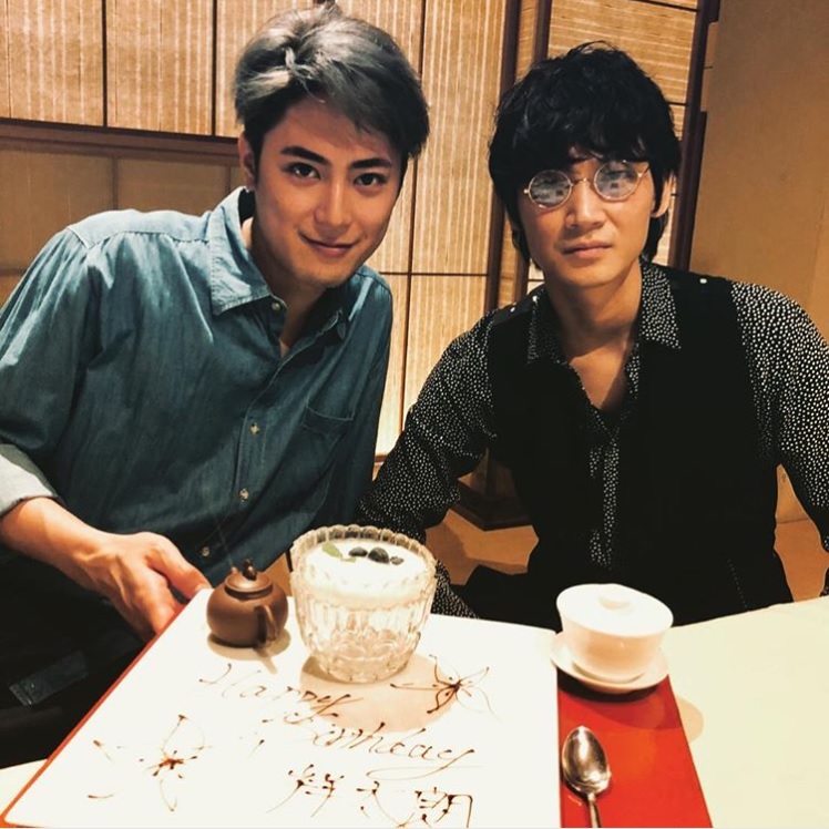 間宮祥太朗と綾野剛（画像は『shotaro_mamiya　2018年6月9日付Instagram「剛さんが少し早めに誕生日を祝ってくれた。」』のスクリーンショット）