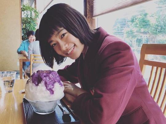 かき氷を前に笑顔を見せる杉咲花（画像は『otogram　2018年6月5日付Instagram「ダブルデートで食べた、おいしいかき氷と。」』のスクリーンショット）
