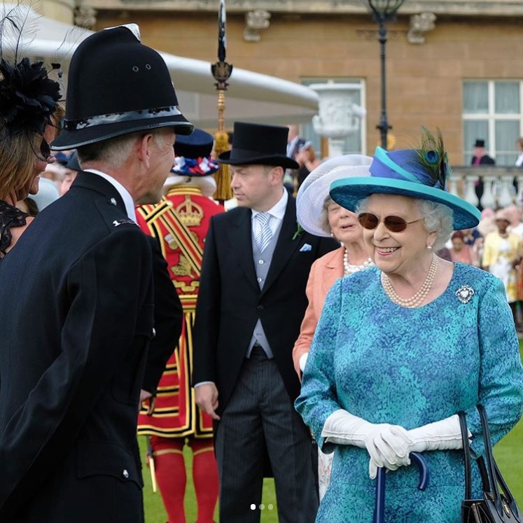 ガーデンパーティでサングラス着用のエリザベス女王（画像は『The Royal Family　2018年5月31日付Instagram「The Queen today hosted a garden party Buckingham Palace.」』のスクリーンショット）