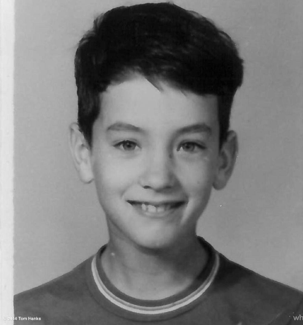 この少年がハリウッドのトップ俳優に（画像は『Tom Hanks  2014年7月9日付Facebook「This goofy kid turns 58 years old today. Hanx」』のスクリーンショット）