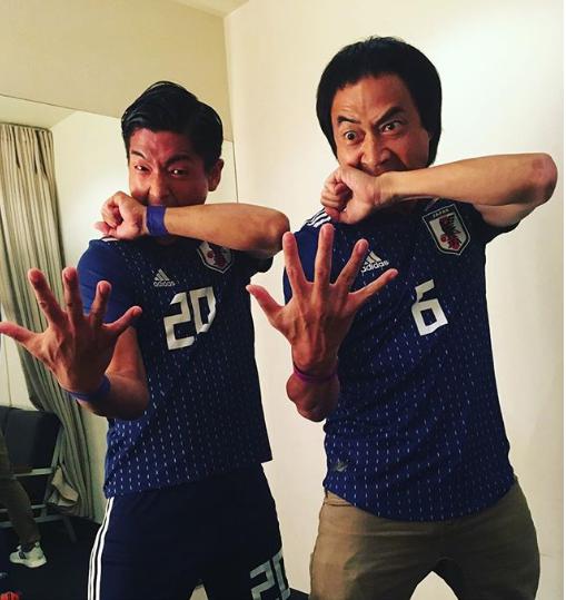 槙野智章選手とワッキー（画像は『ワッキー　2018年5月27日付Instagram「合宿中に 抜け出してきてくれて 、一緒にいつものポーズもとってくれた…」』のスクリーンショット）