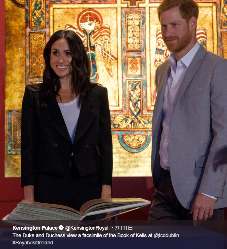 スーツ姿のメーガン妃に「レイチェル・ゼイン再び！」の声も（画像は『Kensington Palace　2018年7月11日付Twitter「The Duke and Duchess view a facsimile of the Book of Kells at ＠tcddublin ＃RoyalVisitIreland」』のスクリーンショット）