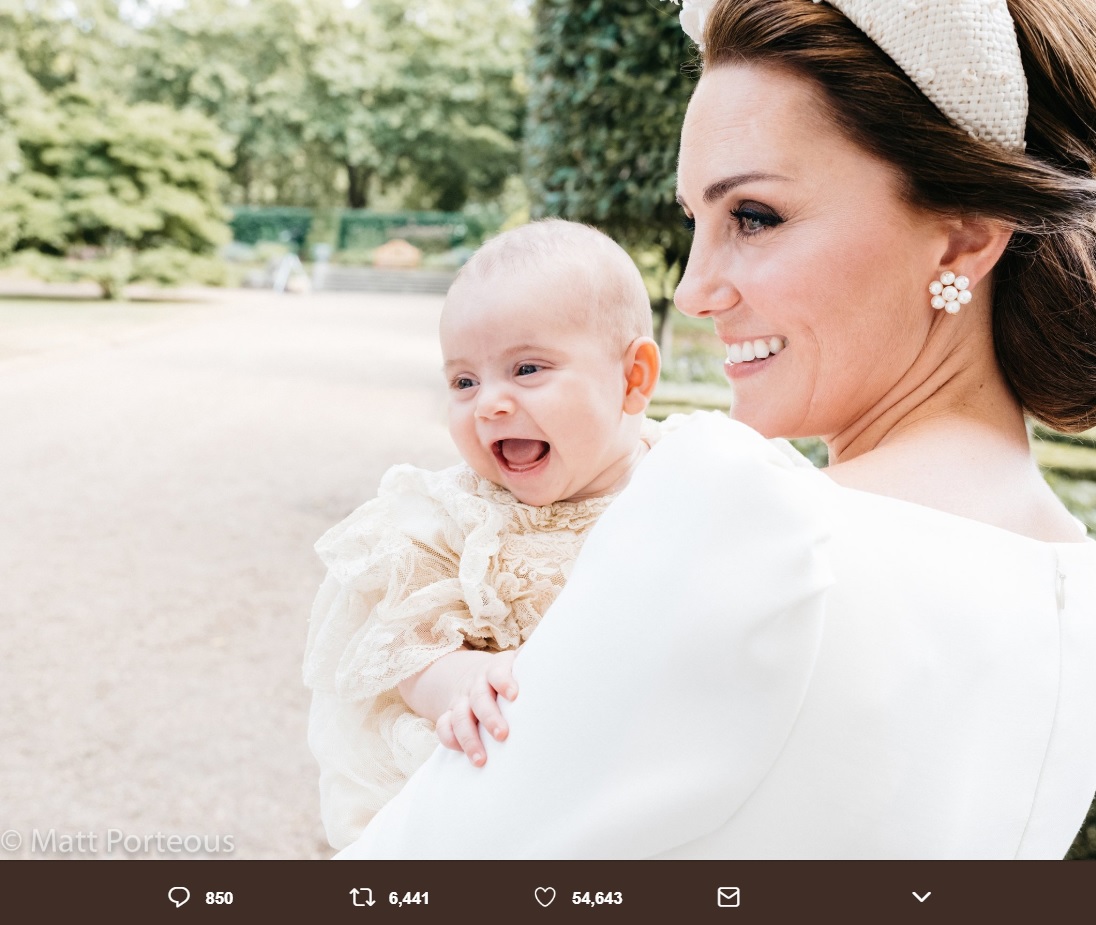 「王室写真の最高傑作」と名高い1枚（画像は『Kensington Palace　2018年7月16日付Twitter「The Duke and Duchess of Cambridge have released an additional photograph taken following the christening of Prince Louis.（＠mattporteous）」』のスクリーンショット）