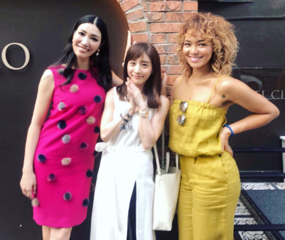 「服の色も性格も三者三様！」とアンミカ（画像は『Mika Ahn　2018年7月22日付Instagram「田中みな実ちゃんとクリスタル・ケイちゃんと、女子三人かしましくトーク」』のスクリーンショット）