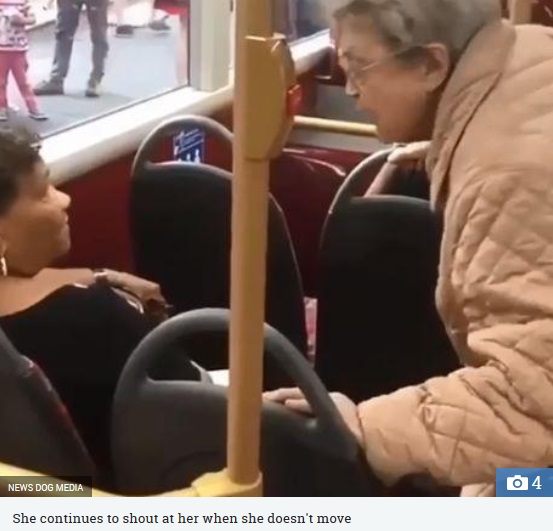 いつもの席に他人が座っていたことで高齢者キレる（画像は『The Sun　2018年7月12日付「SEAT SHOWDOWN Awkward moment OAP sits on bus passenger’s LAP after demanding ‘seat she sits in every day’」（NEWS DOG MEDIA）』のスクリーンショット）
