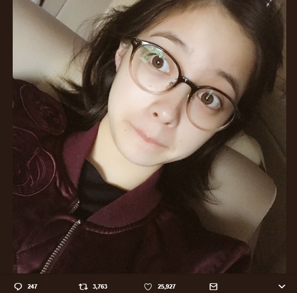 橋本環奈のメガネをかけたすっぴん顔（画像は『橋本環奈　2018年7月27日付Twitter「待ち時間にカメラロール遡ってました。」』のスクリーンショット）