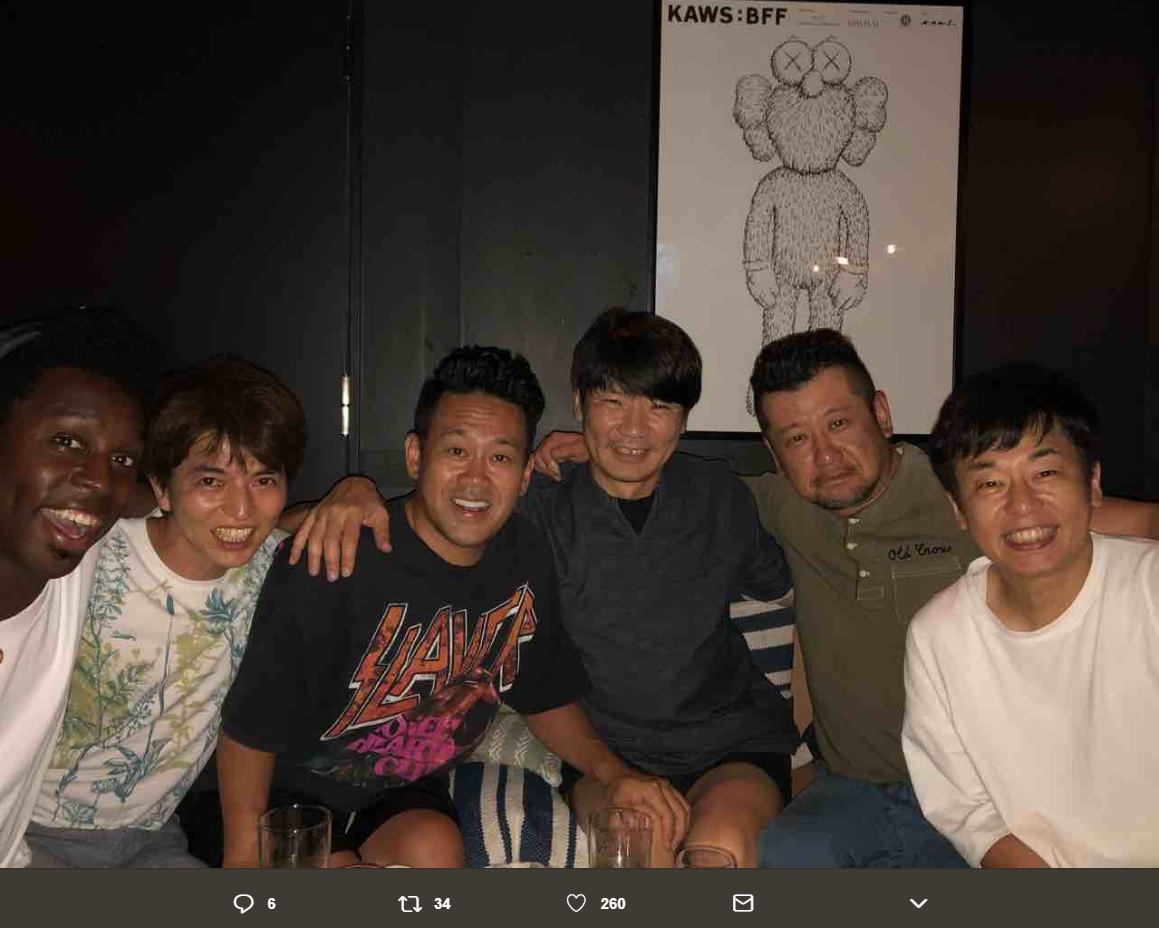右から3人目が桂三度（画像は『桂三度　2018年7月3日付Twitter「昨日、宮川大輔さんが、祝勝会をしてくださいました。」』のスクリーンショット）