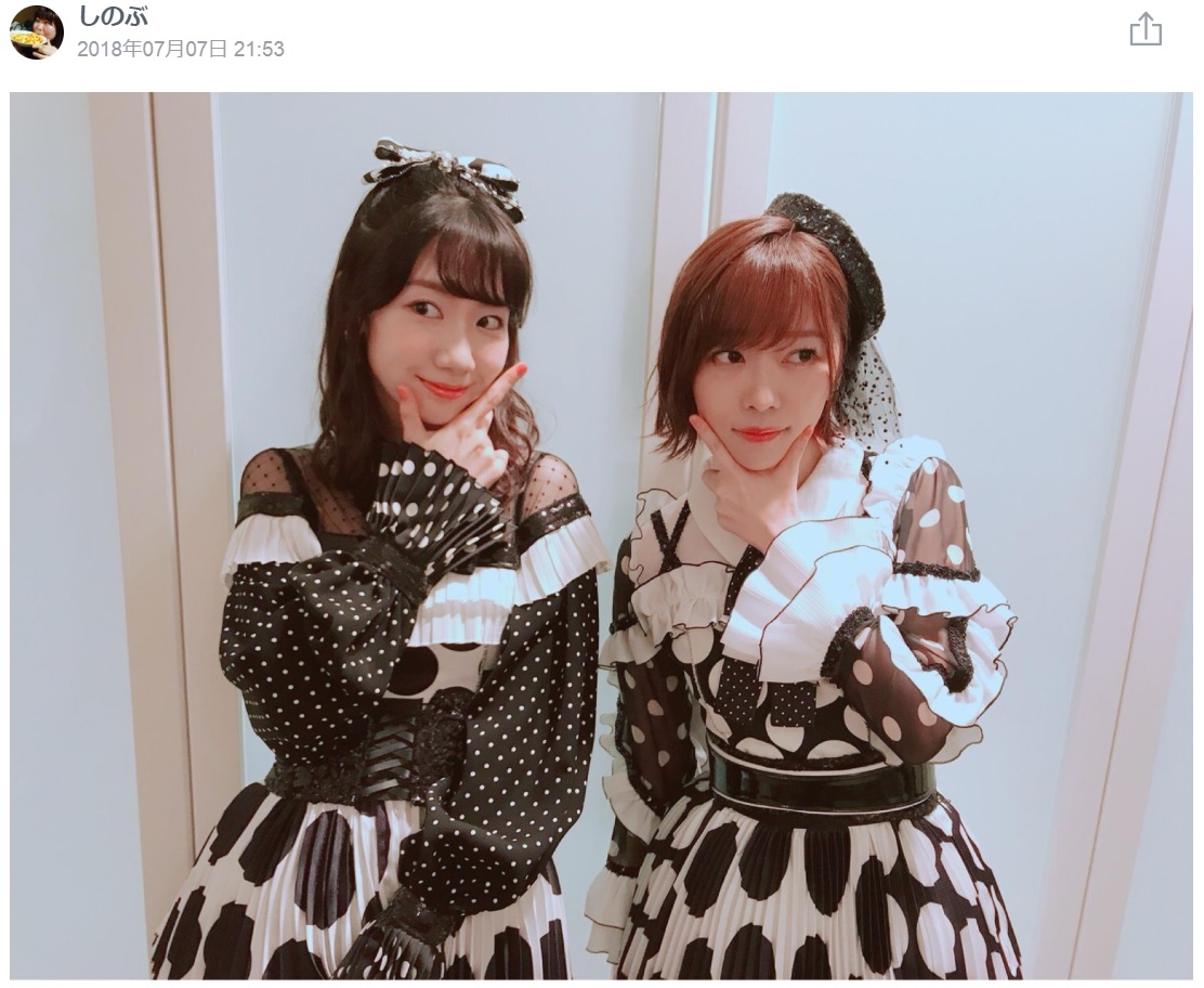柏木由紀と指原莉乃、『THE MUSIC DAY 伝えたい歌』でAKB48『恋チュン』を披露した際の衣装（画像は『しのぶのトーク　2018年7月7日付755』のスクリーンショット）